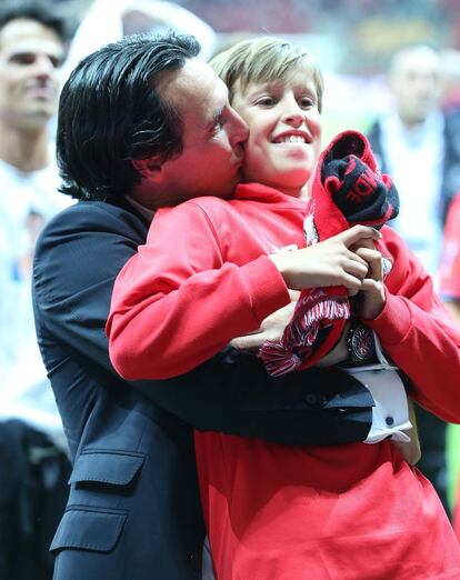 Emery besa a su hijo