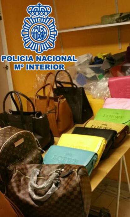 Falsificaciones de bolsos de marcas de lujo incautados en Ubrique.