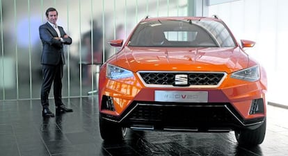 Alejandro Mesonero-Romanos, director de Dise&ntilde;o de Seat, con un prototipo que adelanta el lenguaje est&eacute;tico de los modelos de la marca que saldr&aacute;n a partir de 2020.