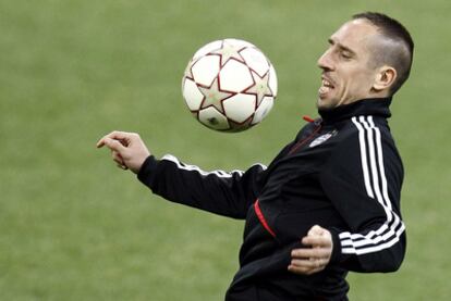 El centrocampista del Bayern Ribèry se entrena en el Giuseppe Meazza de Milán.