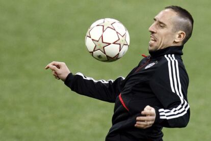 El centrocampista del Bayern Ribèry se entrena en el Giuseppe Meazza de Milán.