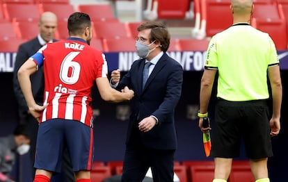 El alcalde de Madrid, José Luis Martínez-Almeida, saluda al centrocampista del Atlético de Madrid, Koke, al inicio del partido.