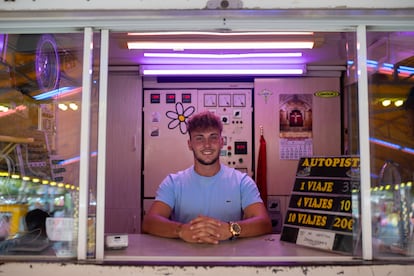 Óscar Martín, trabajador de los coches de choque en la feria de Valladolid.