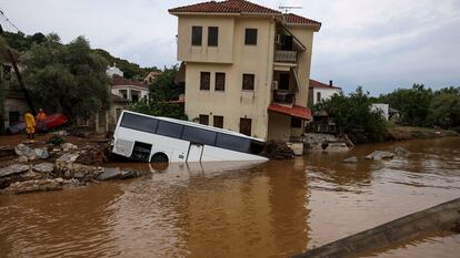 Un autobús sumergido por las inundaciones en Patanias, en Grecia