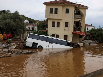 Un autobús sumergido por las inundaciones en Patanias, en Grecia