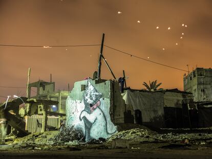 Grafiti de Banksy en un muro en Gaza (Palestina).