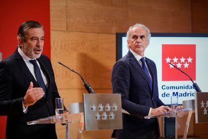 Madrid regional ministers Enrique López (l) and Enrique Ruiz Escudero during Friday's press conference.