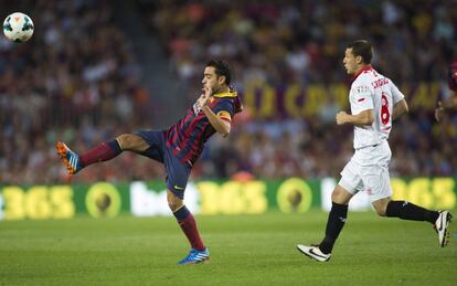 Xavi se dispone a controlar la pelota ante Cristóforo.