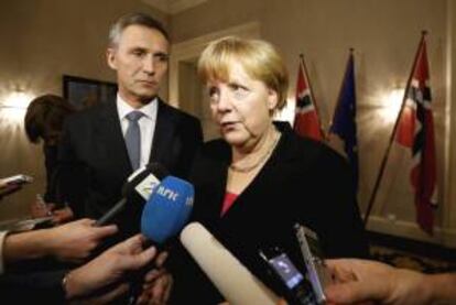 La canciller alemana, Angela Merkel (d), ayer en Oslo, Noruega, tras la ceremonia de entrega del Premio Nobel de la Paz 2012 a la Unión Europea (UE).