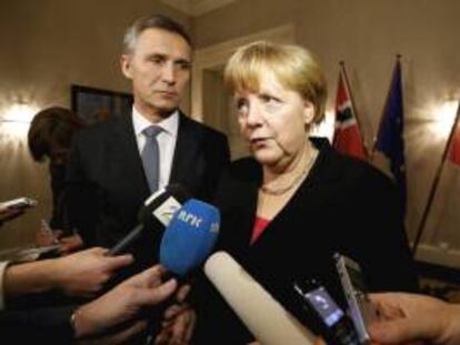 La canciller alemana, Angela Merkel (d), ayer en Oslo, Noruega, tras la ceremonia de entrega del Premio Nobel de la Paz 2012 a la Unión Europea (UE).
