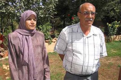 Hasan Nasralá y su esposa, Zaharqa, en el jardín de su casa de Baalbek.