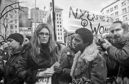 Gloria Steinem durante la marcha del Día Internacional de la Mujer en la ciudad de Nueva York en 1975. 