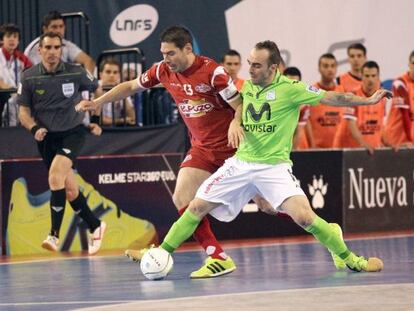 Kike lucha por el baló con Ricardinho
