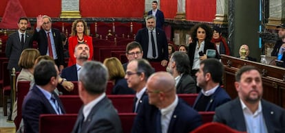 El presidente de la Generalitat, Quim Torra (fondo-2i), saluda a los doce líderes independentistas acusados por el proceso soberanista catalán que derivó en la celebración del 1-O y la declaración unilateral de independencia de Cataluña (DUI), en el banquillo del Tribunal Supremo, al inicio del juicio del 