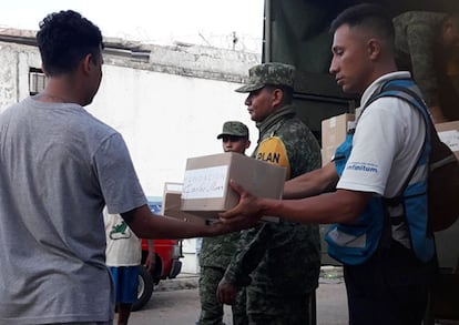 Militares y trabajadores de la Fundación Carlos Slim entregan ayuda a damnificados por el huracán Otis.