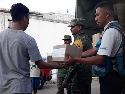 Militares y trabajadores de la Fundación Carlos Slim entregan ayuda a damnificados por el huracán Otis.