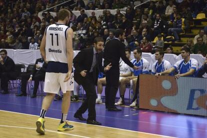 El t&eacute;cnico Alonso habla con Ramsdell durante el partido de Valladolid.