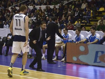 El t&eacute;cnico Alonso habla con Ramsdell durante el partido de Valladolid.