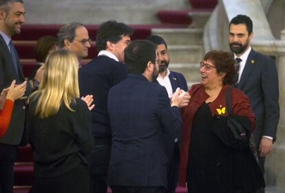 La 'exconsellera' Dolors Bassa es aplaudida por sus compañeros a su llegada al Parlament este martes.