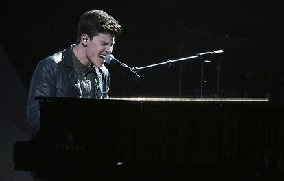 Shawn Mendes interpretando 'Mercy" en la gala de los American Music Awards.