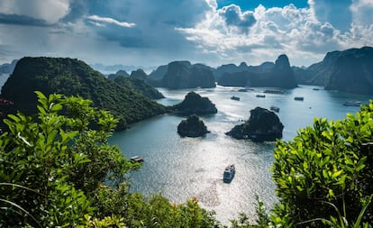 Un barco crucero en la bahía de Halong, al noreste de Vietnam.