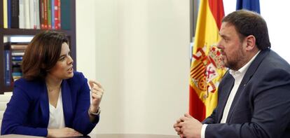 La vicepresidenta del Gobierno, Soraya S&aacute;enz de Santamar&iacute;a, y  el vicepresidente catal&aacute;n, Oriol Junqueras, en la reuni&oacute;n del pasado 28 de abril en La Moncloa. 