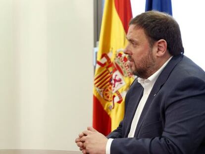 La vicepresidenta del Gobierno, Soraya S&aacute;enz de Santamar&iacute;a, y  el vicepresidente catal&aacute;n, Oriol Junqueras, en la reuni&oacute;n del pasado 28 de abril en La Moncloa. 