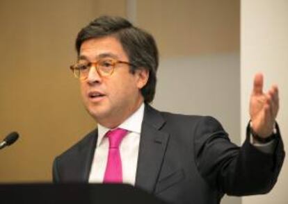 En la imagen un registro del presidente del Banco Interamericano de Desarrollo (BID), el colombiano Luis Alberto Moreno, quien felicitó a los nueve jóvenes innovadores que presentaron sus proyecto en el inicio de la 55 Asamblea Anual del organismo. EFE/Archivo