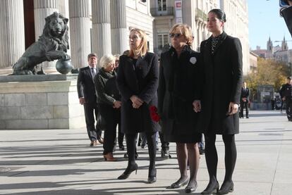 La viuda de Manuel Marín, Carmen Ortiz Bru, acompañada de una de sus hijas y de la presidenta del Congreso de los Diputados, Ana Pastor.