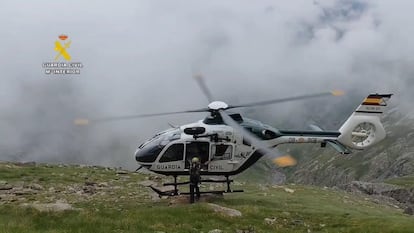 Un helicóptero de la Guardia Civil auxilia a dos excursionistas en el Pirineo aragonés, en una imagen de archivo.