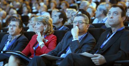 Francisco Granados, Esperanza Aguirre, Alberto Ruiz-Gallardón y Manuel Cobo en un acto del PP regional en 2008.