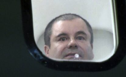 El Chapo mira por la ventanilla de un avión, en una imagen distribuida por la DEA.