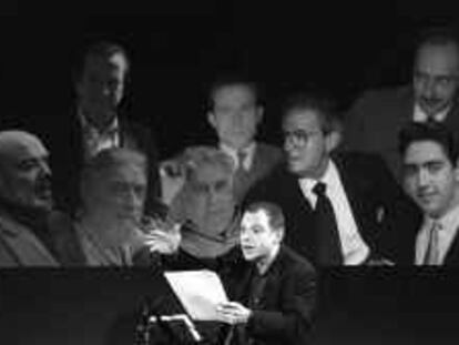 B 38007 - Lluís Pasqual, recitando durante el homenaje al grupo poético catalán de los 50, cincuenta años después en Círculo de Lectores - Foto: Consuelo Bautista.