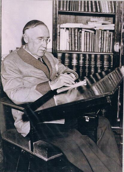Carlos Arniches, trabajando en su casa de la calle de Monte Esquinza, en Madrid, en 1942.
