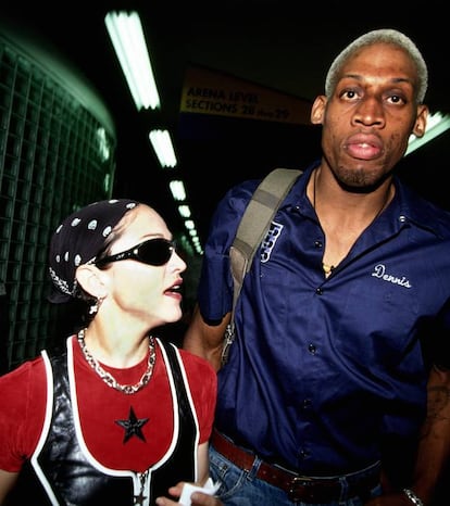 La relación fue tan fugaz que muchos oyeron hablar de ella una vez finalizada. Los dardos que se lanzaron Madonna (58 años, EEUU) y Rodman (55 años, EEUU) facilitaron la difusión. La cantante, disgustada después de que el jugador de la NBA la plantara para casarse con Carmen Electra, aseguró a todo el que la quiso escuchar que Rodman era un mal amante. Acusaciones que el deportista tomó como invitación para hablar con todo lujo de detalles sobre su vida sexual. A pesar de las buenas intenciones de Rodman, su matrimonio con Electra solo duraron 9 días. Madonna, por su parte, no tardó en concebir a su primera hija junto a su entrenador personal Carlos Leon.