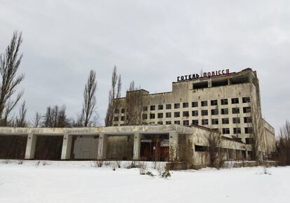 La hoy posapocalíptica Prípiat se contemplaba en los años ochenta como la guinda del desarrollismo soviético. Tenía un buen hotel, donde se quedaban los miembros del partido, restaurantes, un cine, teatros, un polideportivo moderno.