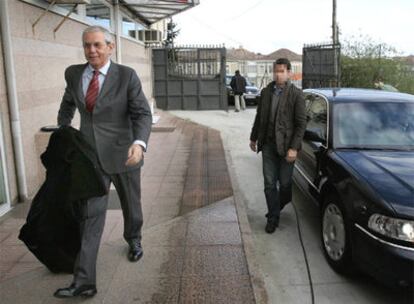El presidente saliente de la Xunta, Emilio Pérez Touriño, cuyo coche generó polémica, al día siguiente de su derrota electoral.