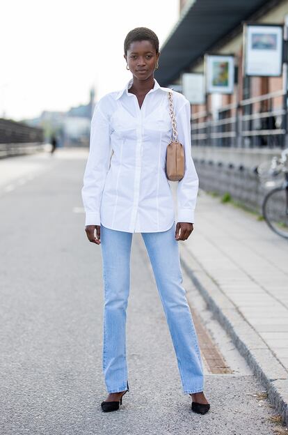 Camisa especial + vaquero acampanado + zapato kitten heel. Incluso cuando se trata de llevar tacón las suecas eligen zapatos con muy pocos centímetros y los combinan con prendas que todas tenemos en el armario. Menos es más.