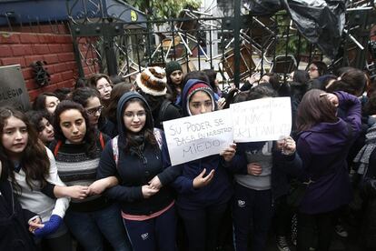 Alumnas del Liceo Carmela Carvajal se oponen al desalojo.