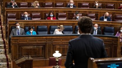 Pedro Sánchez escucha la intervención de Pablo Casado, durante el pleno del Congreso de los Diputados de este miércoles.