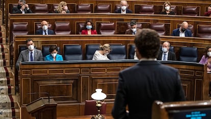 Pedro Sánchez escucha la intervención de Pablo Casado, durante el pleno del Congreso de los Diputados de este miércoles.