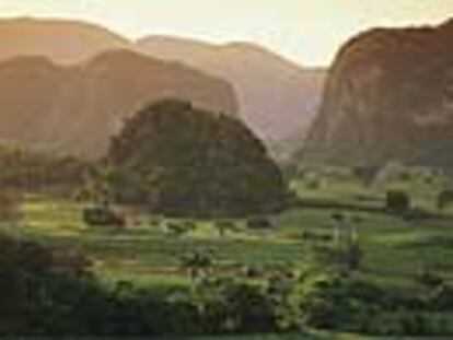 El valle de Viñales, en Pinar del Rio, fue declarado patrimonio de la humanidad por la Unesco en 1999 por su valor paisajístico y la agricultura tradicional del lugar.