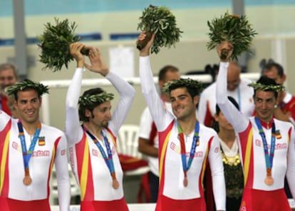 Carlos Castaño, Sergi Escobar, Asier Maeztu y Carles Torrent, con sus coronas y sus ramos.