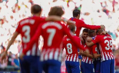 Los jugadores del Atlético celebran el gol de Koke ante el Sevilla.