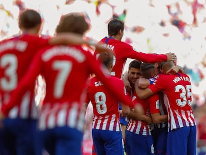 Los jugadores del Atlético celebran el gol de Koke ante el Sevilla.