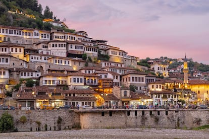 El atardecer en la ciudad de Berat, patrimonio mundial por la Unesco, en el río Osum, Albania.