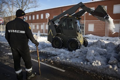 Efectivos de la UME limpian los accesos a uno de los colegios de Madrid.