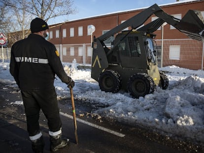 Efectivos de la UME limpian los accesos a uno de los colegios de Madrid.