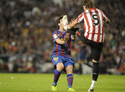 La fotografía eleva el impacto visual que supone la fuerte entrada de Amorebieta a Messi.