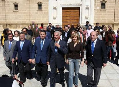 Javier Arenas y los diputados de su grupo, ayer, ante las puertas del Parlamento.